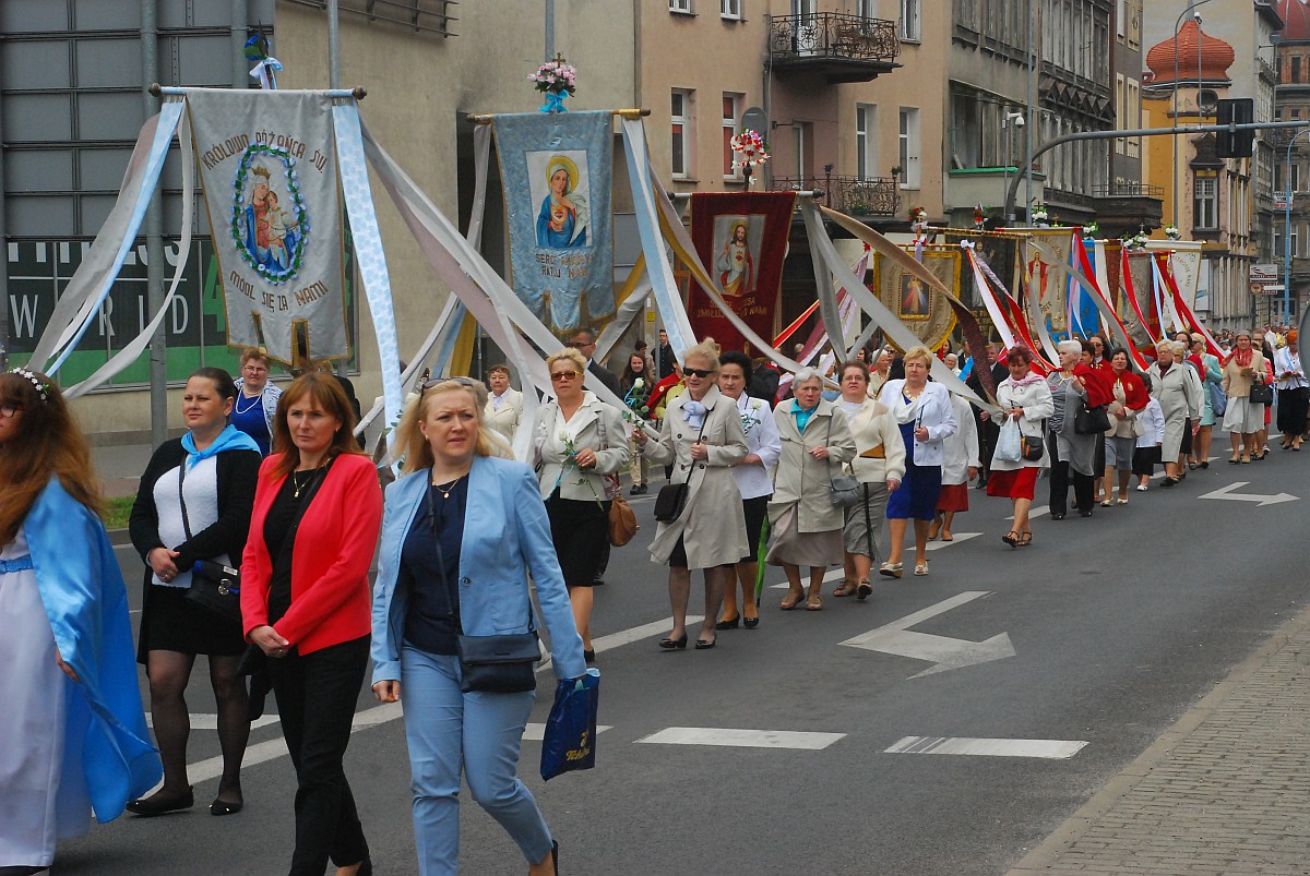 Biskup Kiernikowski poprowadził procesję w centrum Legnicy