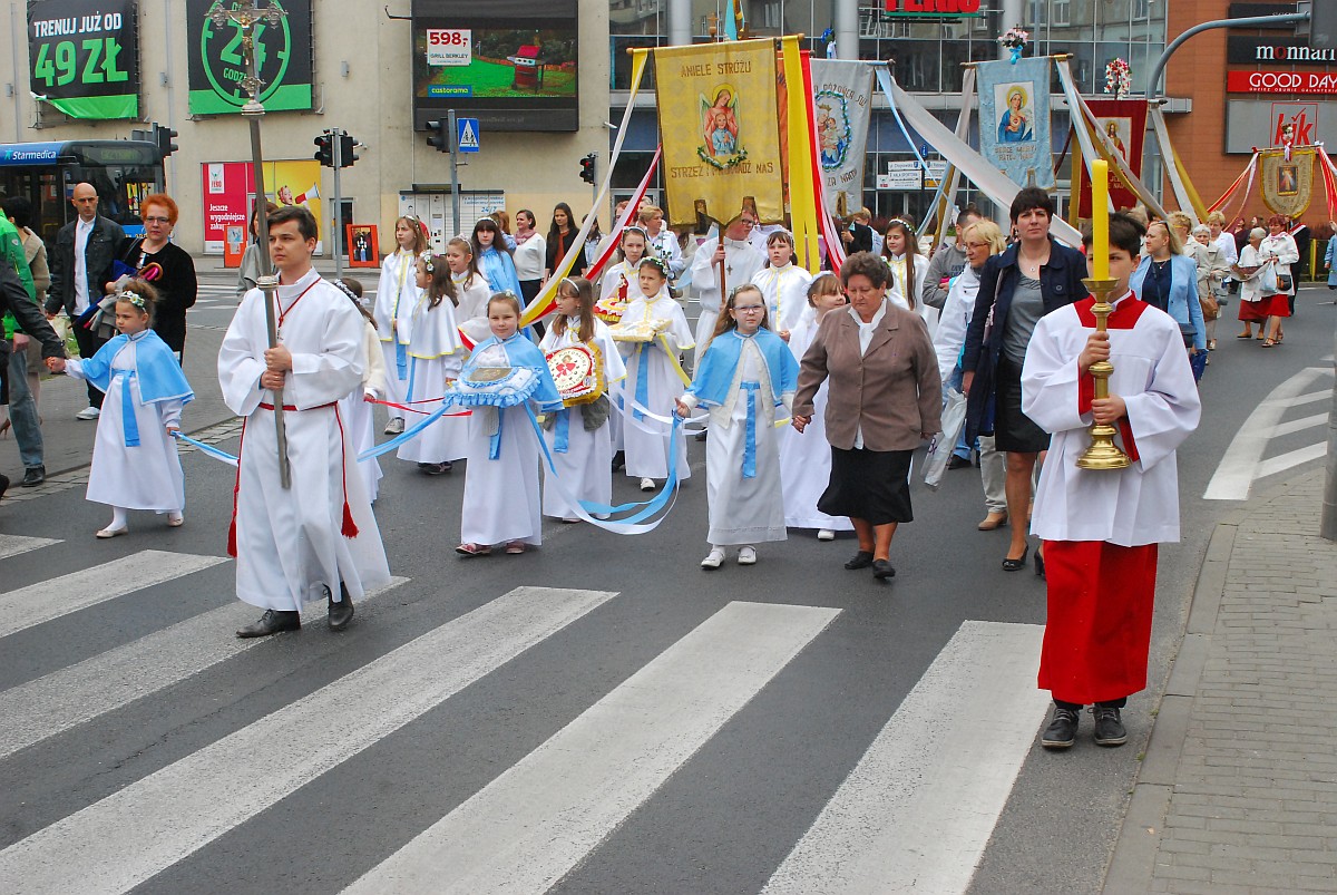 Biskup Kiernikowski poprowadził procesję w centrum Legnicy