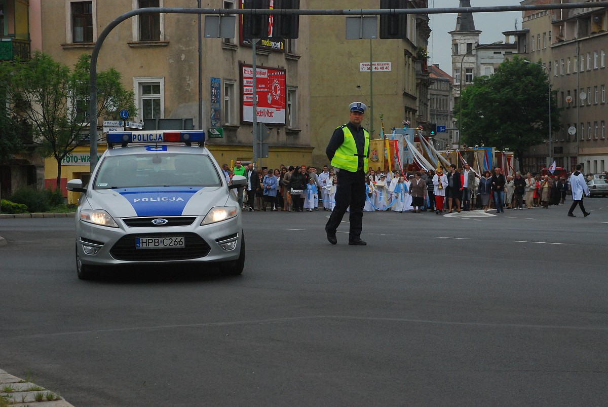 Biskup Kiernikowski poprowadził procesję w centrum Legnicy