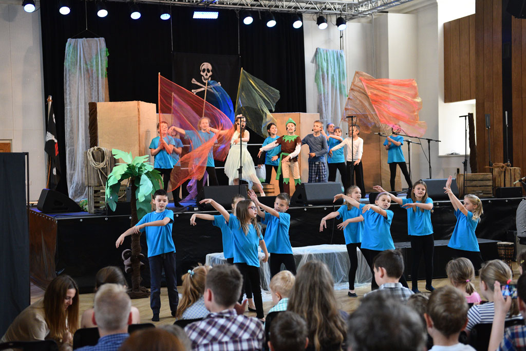 „Piotruś Pan” w wykonaniu dziecięcego chóru i grupy teatralnej