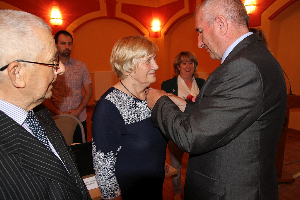 Mieczysława i Lucjan Ozgowie odznaczeni za długoletnie pożycie