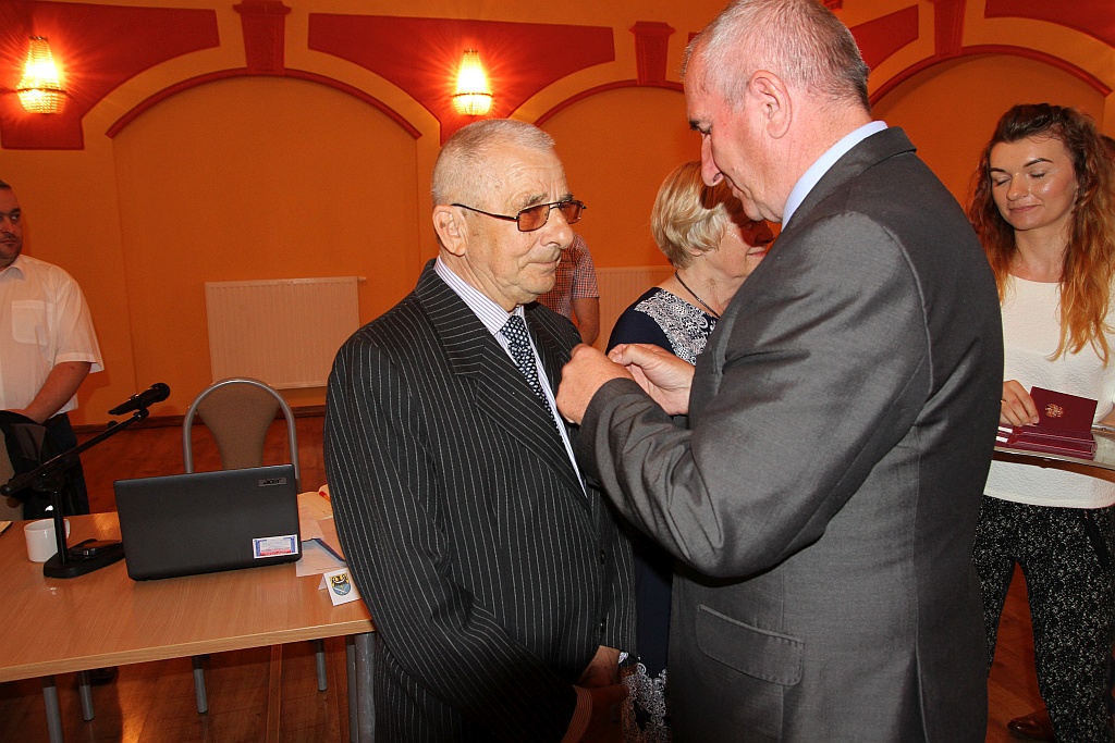 Mieczysława i Lucjan Ozgowie odznaczeni za długoletnie pożycie