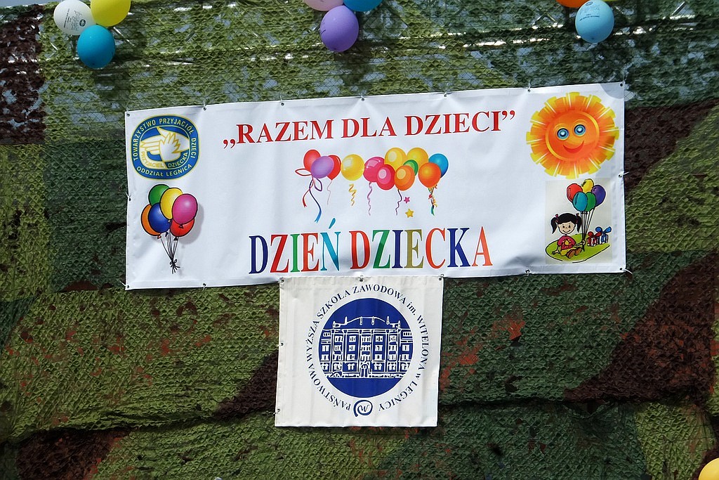 Na dziedzińcu PWSZ mali legniczanie bawili się w Dniu Dziecka