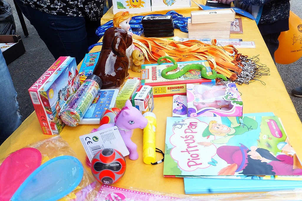 Na dziedzińcu PWSZ mali legniczanie bawili się w Dniu Dziecka
