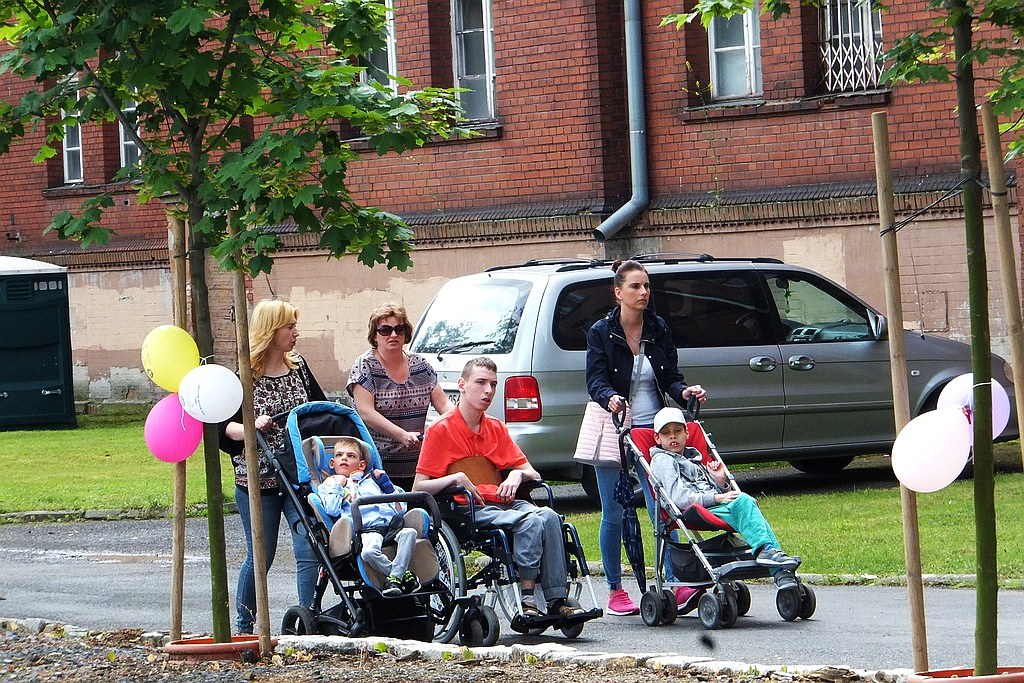 Na dziedzińcu PWSZ mali legniczanie bawili się w Dniu Dziecka