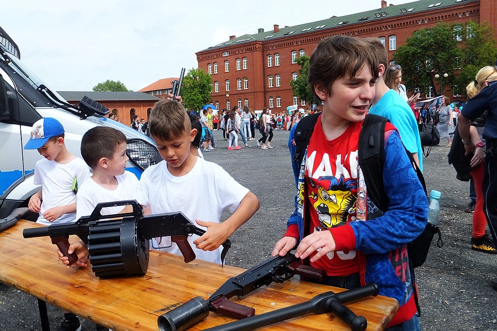 Na dziedzińcu PWSZ mali legniczanie bawili się w Dniu Dziecka
