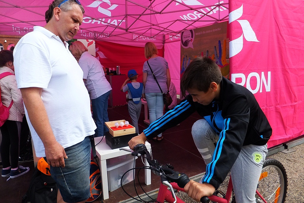 Na dziedzińcu PWSZ mali legniczanie bawili się w Dniu Dziecka
