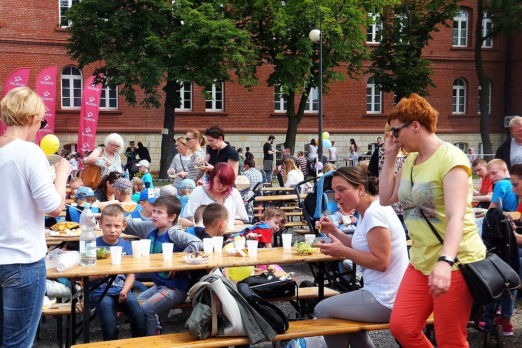 Na dziedzińcu PWSZ mali legniczanie bawili się w Dniu Dziecka