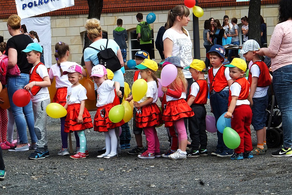 Na dziedzińcu PWSZ mali legniczanie bawili się w Dniu Dziecka