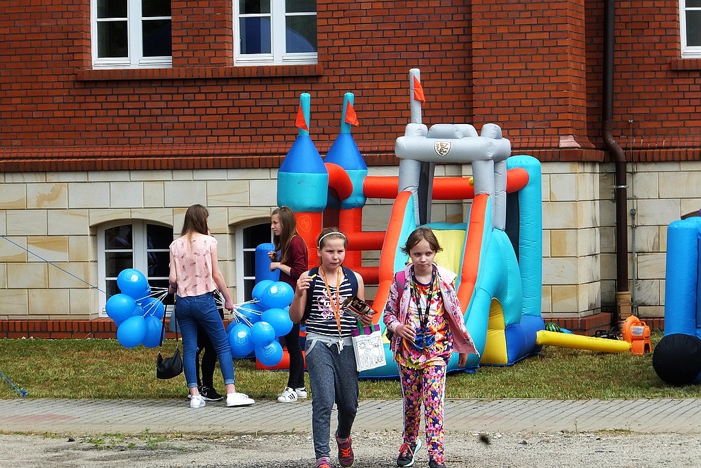Na dziedzińcu PWSZ mali legniczanie bawili się w Dniu Dziecka