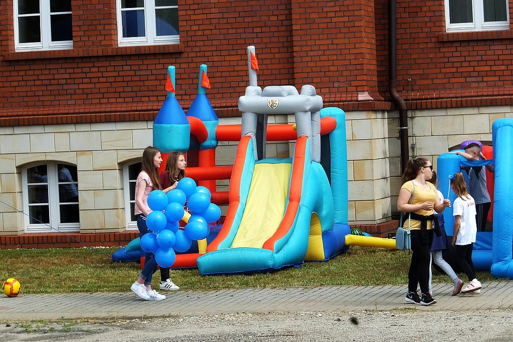Na dziedzińcu PWSZ mali legniczanie bawili się w Dniu Dziecka