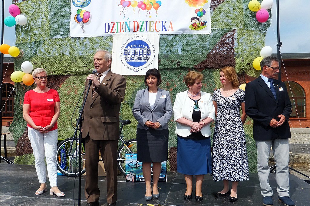 Na dziedzińcu PWSZ mali legniczanie bawili się w Dniu Dziecka