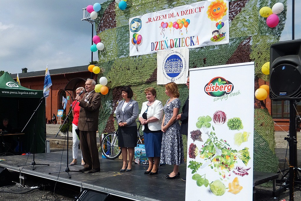 Na dziedzińcu PWSZ mali legniczanie bawili się w Dniu Dziecka