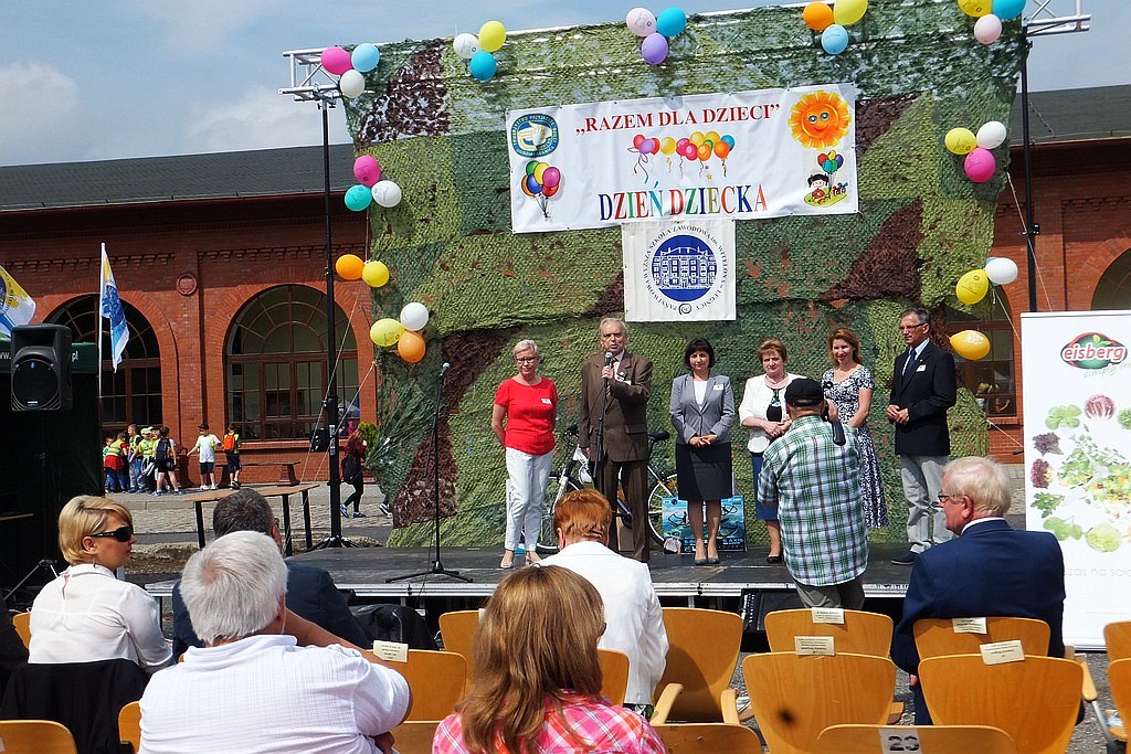 Na dziedzińcu PWSZ mali legniczanie bawili się w Dniu Dziecka
