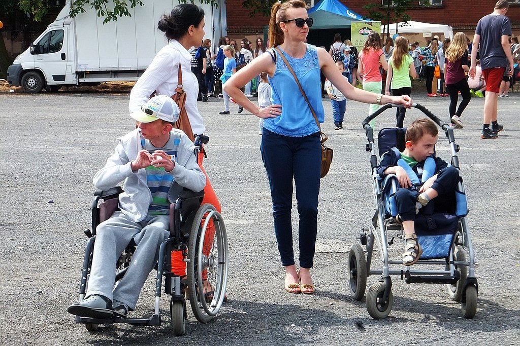 Na dziedzińcu PWSZ mali legniczanie bawili się w Dniu Dziecka