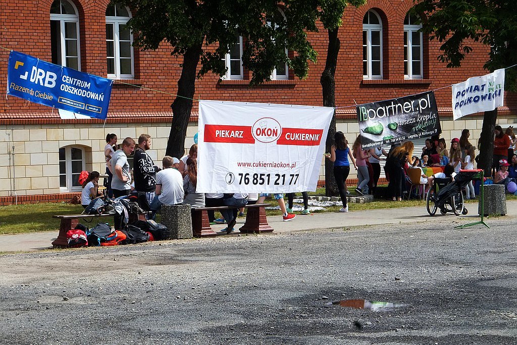 Na dziedzińcu PWSZ mali legniczanie bawili się w Dniu Dziecka