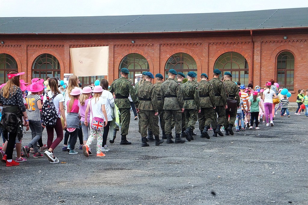 Na dziedzińcu PWSZ mali legniczanie bawili się w Dniu Dziecka