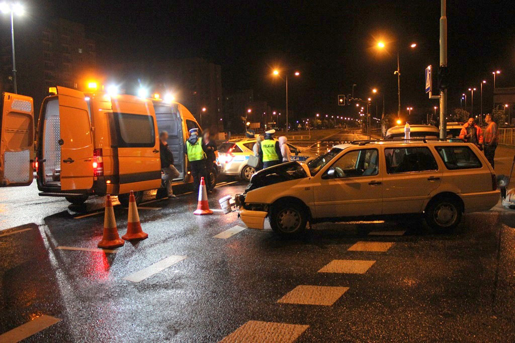 Wypadek na Rondzie Niepodległości. Jedno auto dachowało