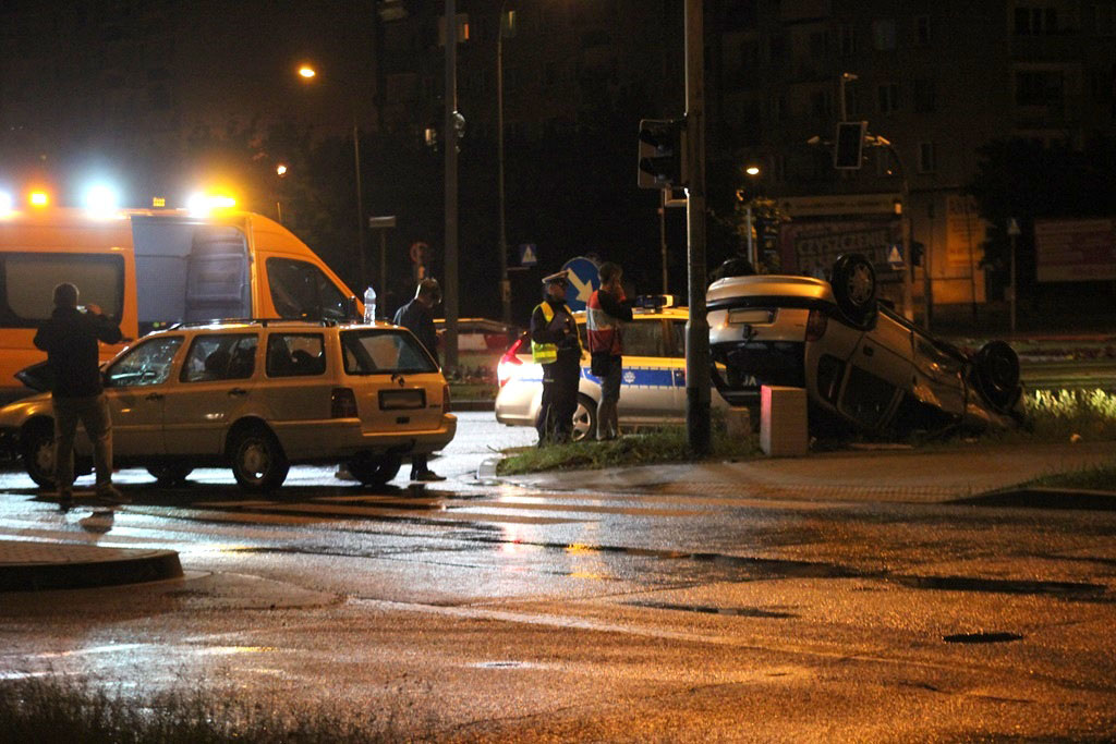 Wypadek na Rondzie Niepodległości. Jedno auto dachowało