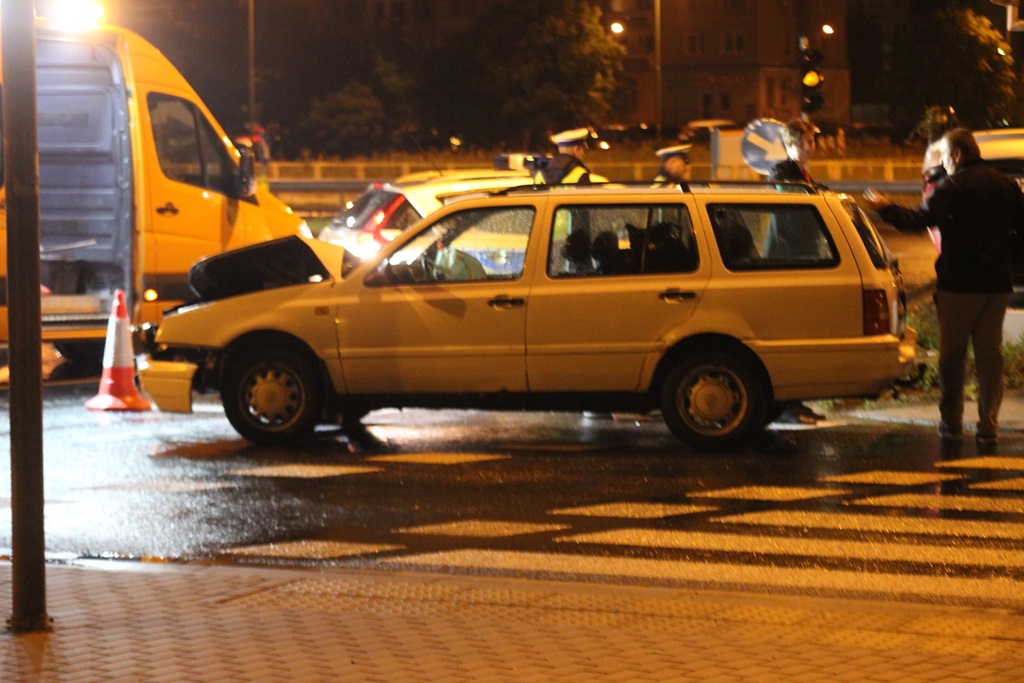 Wypadek na Rondzie Niepodległości. Jedno auto dachowało