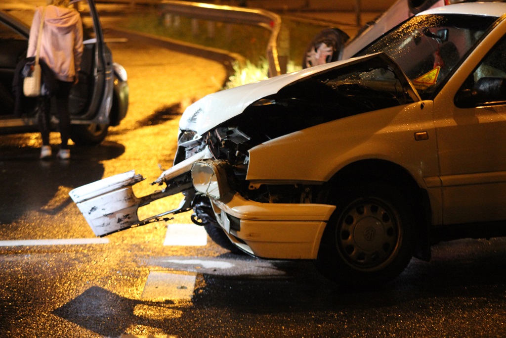 Wypadek na Rondzie Niepodległości. Jedno auto dachowało