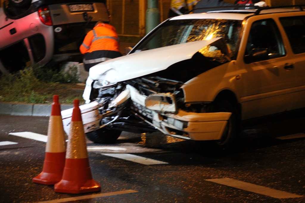 Wypadek na Rondzie Niepodległości. Jedno auto dachowało