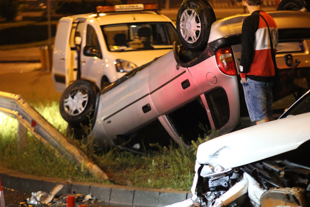 Wypadek na Rondzie Niepodległości. Jedno auto dachowało