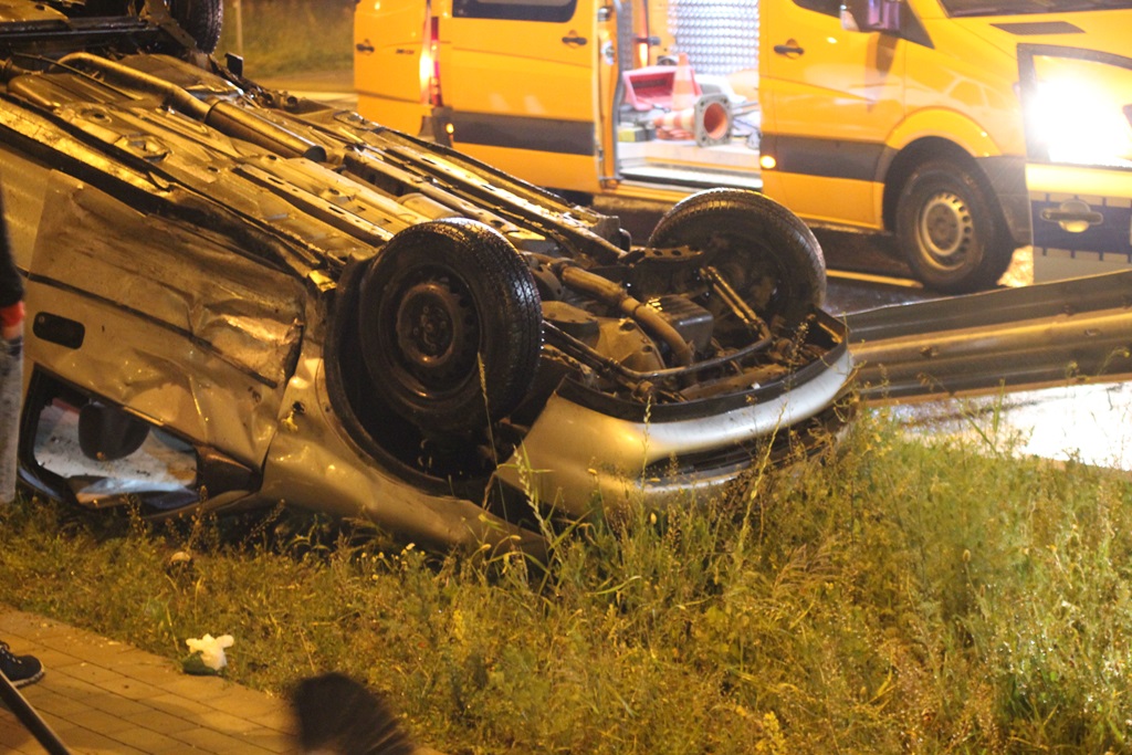 Wypadek na Rondzie Niepodległości. Jedno auto dachowało