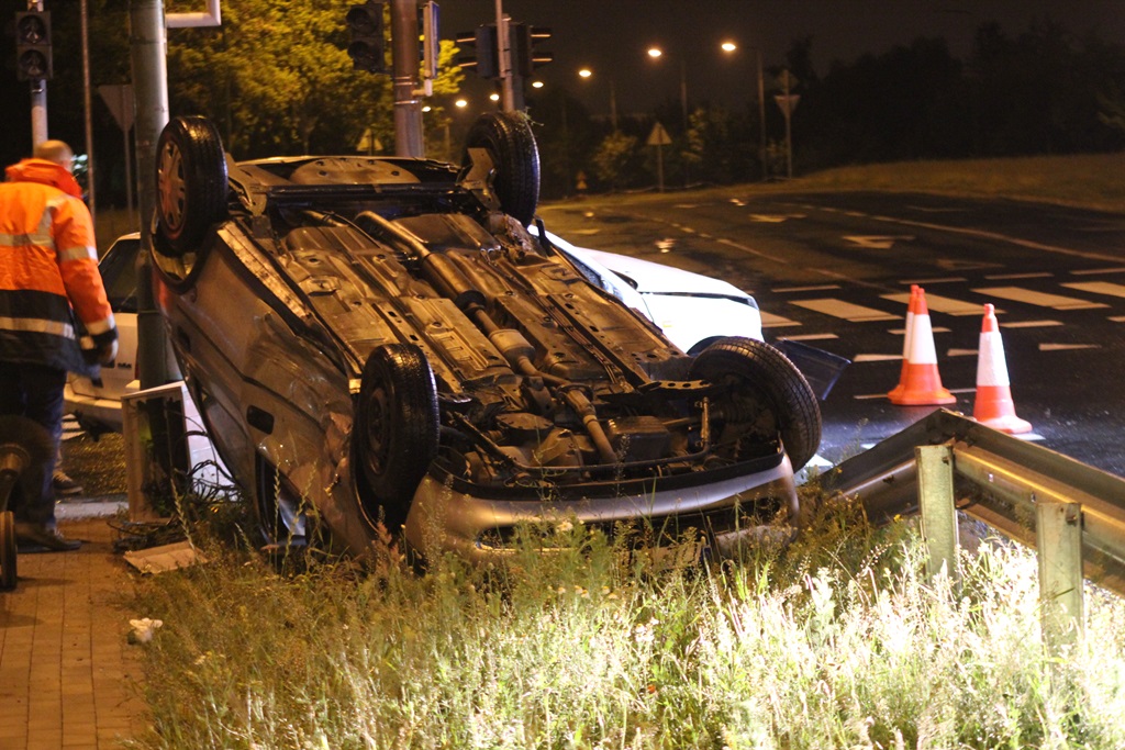 Wypadek na Rondzie Niepodległości. Jedno auto dachowało