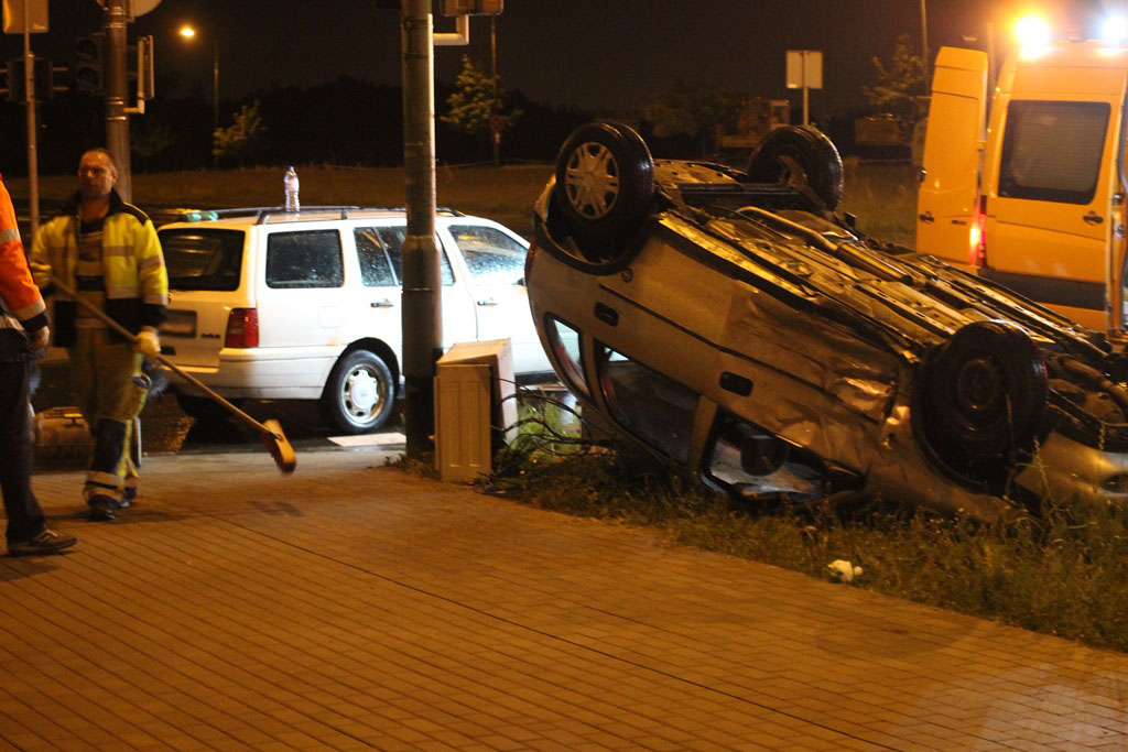 Wypadek na Rondzie Niepodległości. Jedno auto dachowało