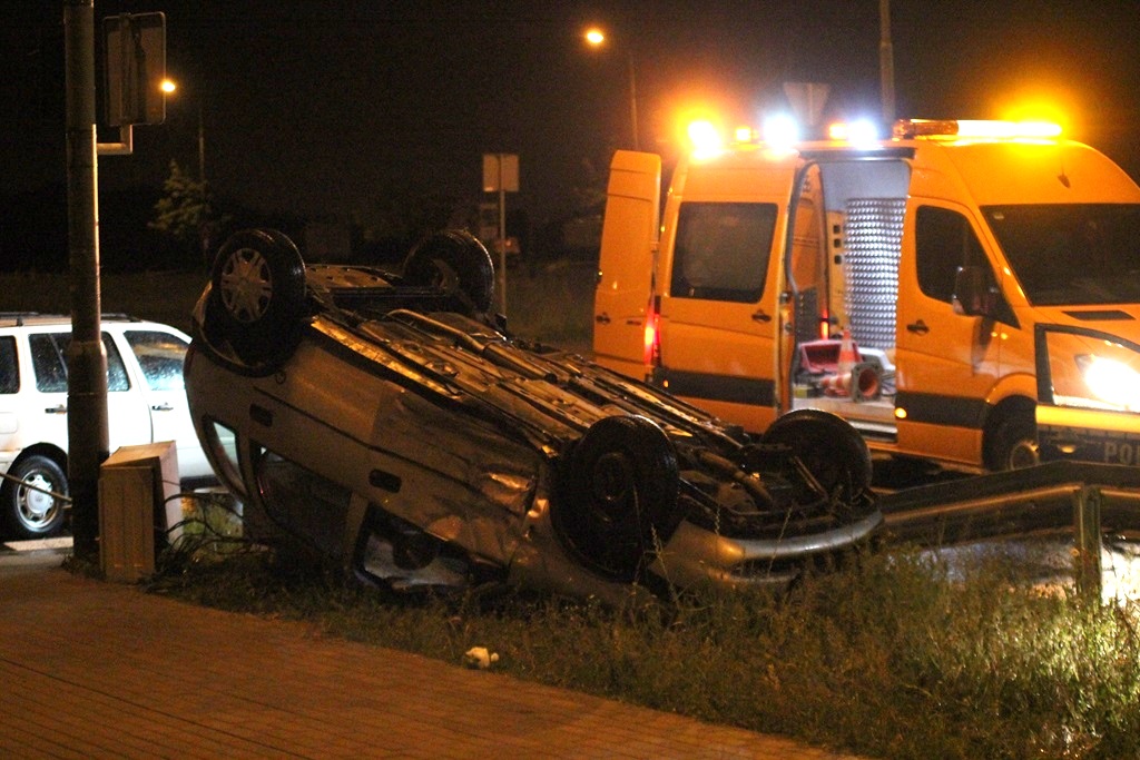 Wypadek na Rondzie Niepodległości. Jedno auto dachowało