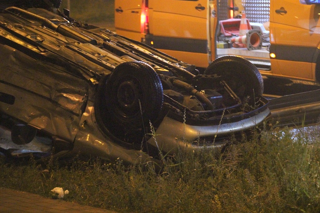 Wypadek na Rondzie Niepodległości. Jedno auto dachowało