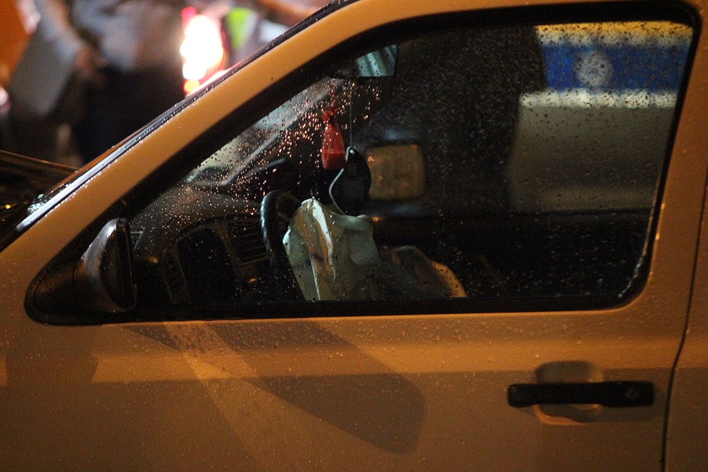 Wypadek na Rondzie Niepodległości. Jedno auto dachowało