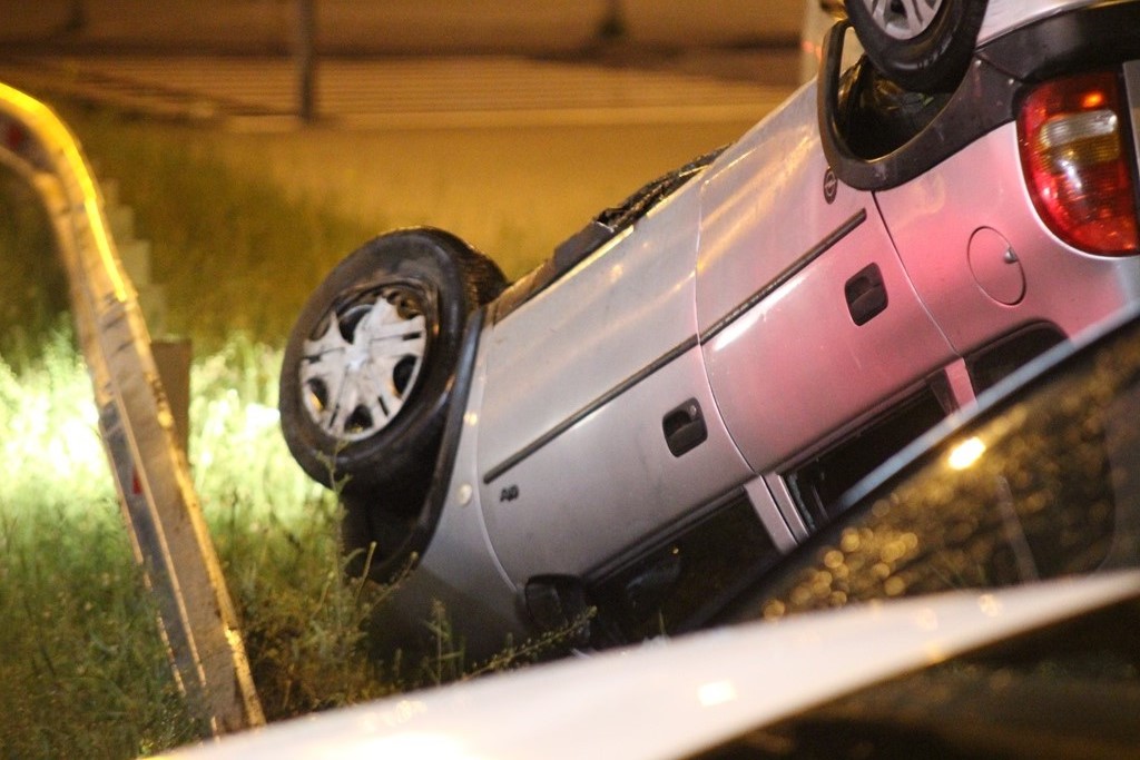 Wypadek na Rondzie Niepodległości. Jedno auto dachowało