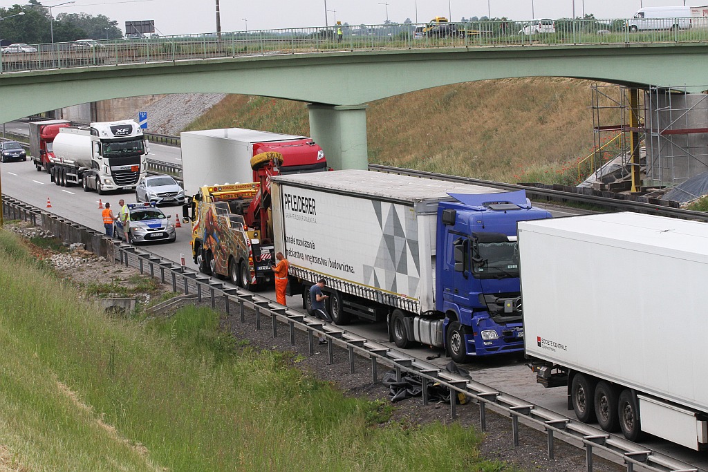 Trzy kolizje w okolicy Legnicy przyczyną korków w mieście