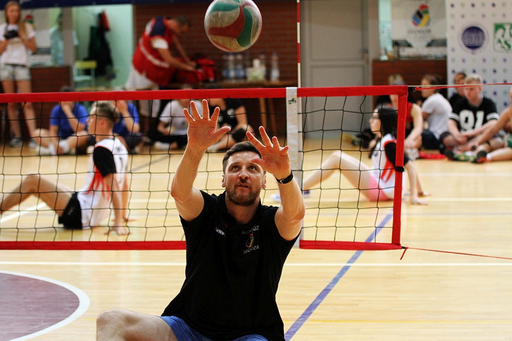 Piotr Gruszka zagrał na siedząco w pokazowym meczu Gruszka Cup