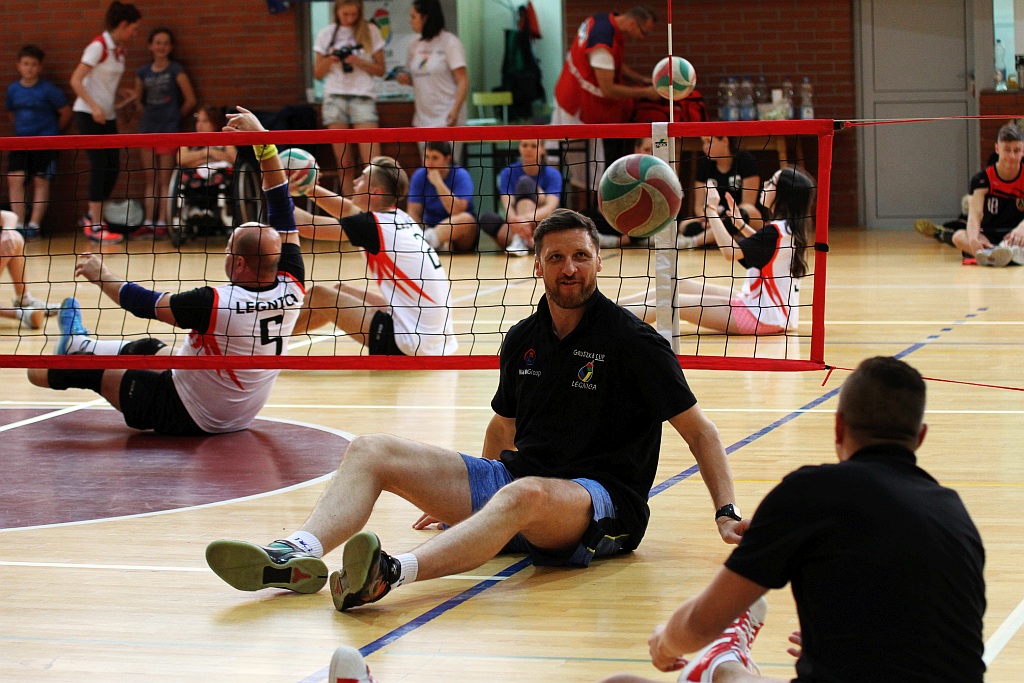 Piotr Gruszka zagrał na siedząco w pokazowym meczu Gruszka Cup