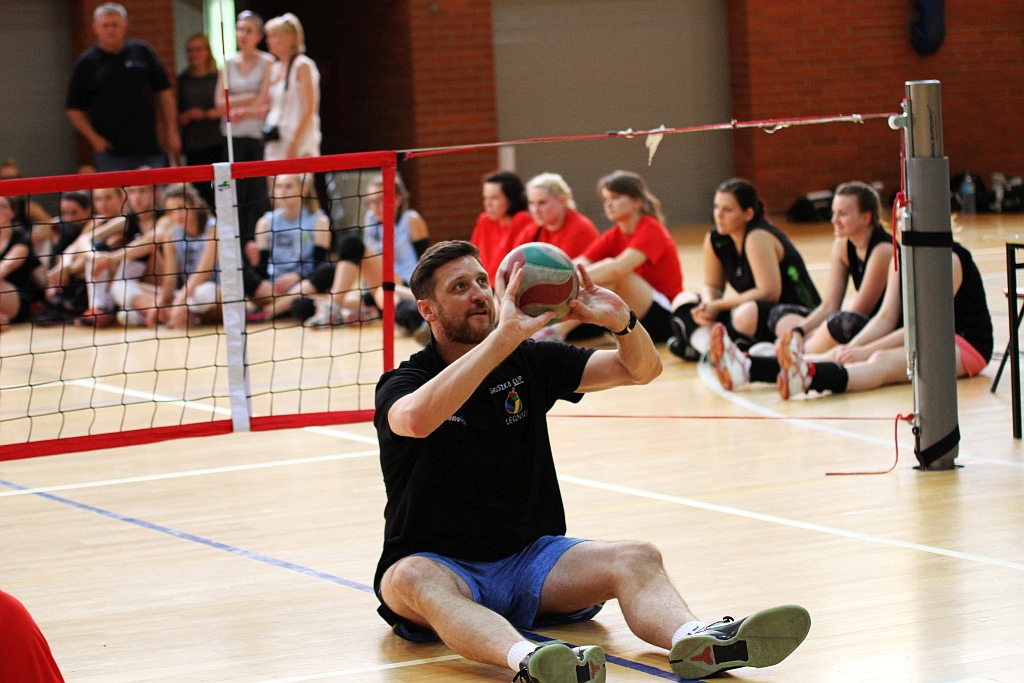 Piotr Gruszka zagrał na siedząco w pokazowym meczu Gruszka Cup