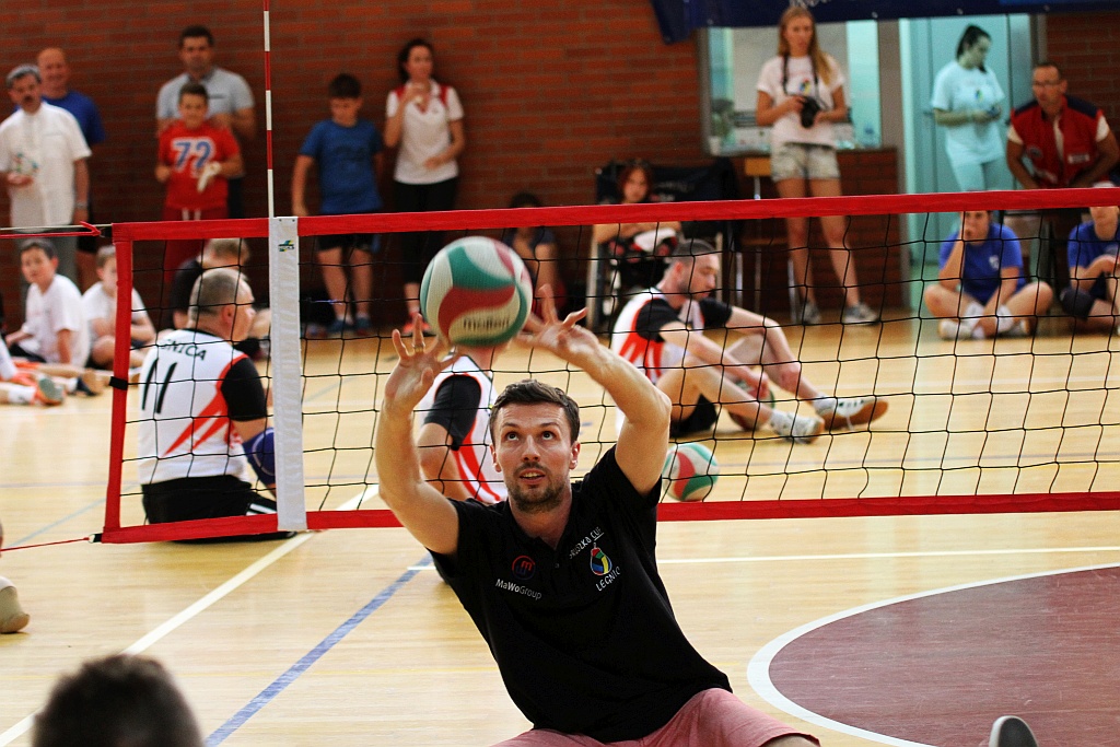 Piotr Gruszka zagrał na siedząco w pokazowym meczu Gruszka Cup