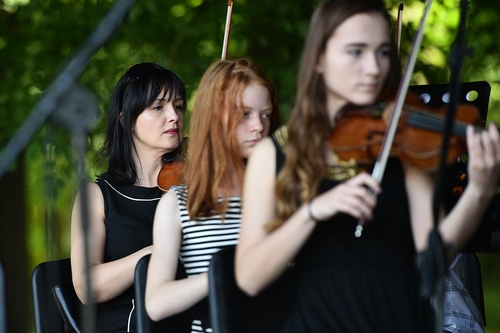 Dwa zespoły zagrały w parku muzykę Benjamina Bilsego