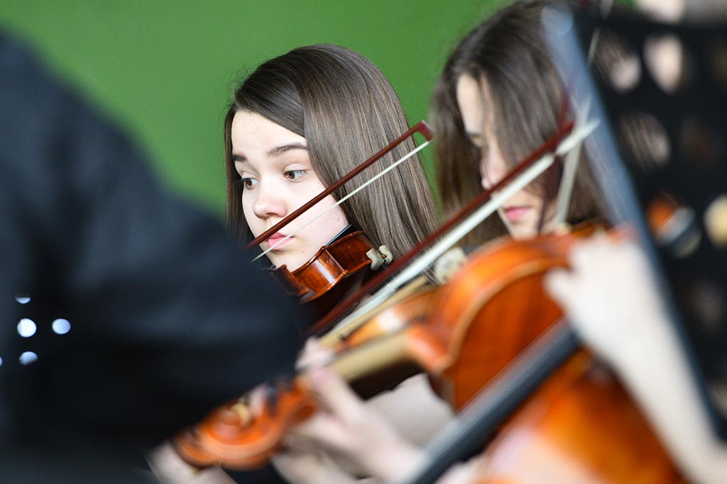 Dwa zespoły zagrały w parku muzykę Benjamina Bilsego
