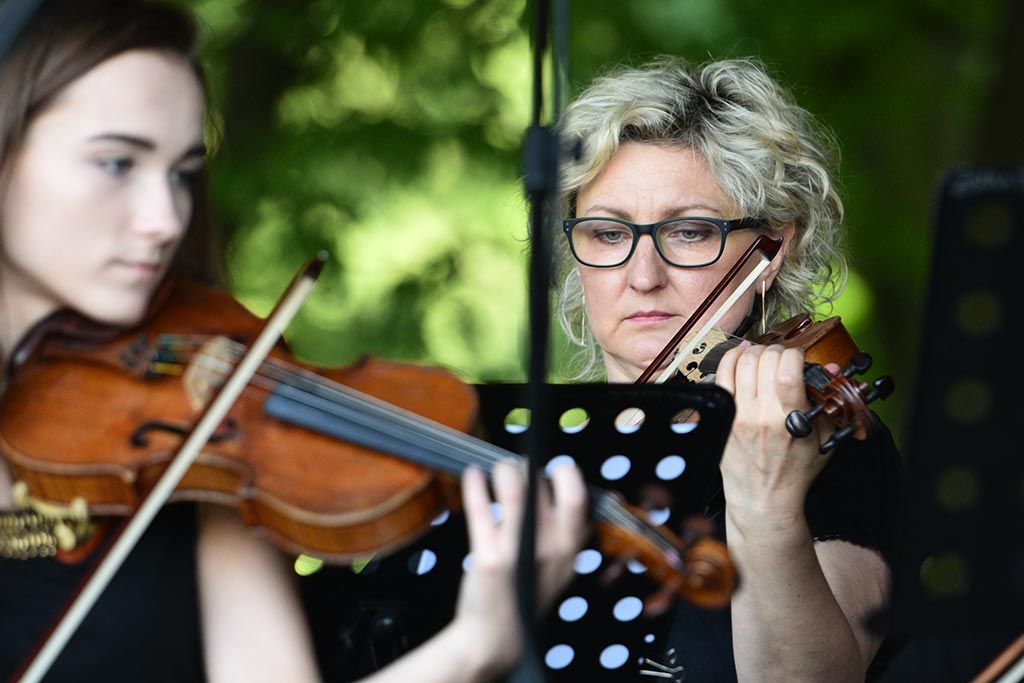 Dwa zespoły zagrały w parku muzykę Benjamina Bilsego