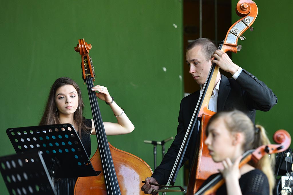 Dwa zespoły zagrały w parku muzykę Benjamina Bilsego