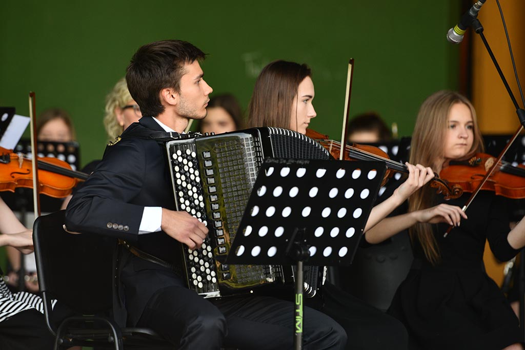 Dwa zespoły zagrały w parku muzykę Benjamina Bilsego