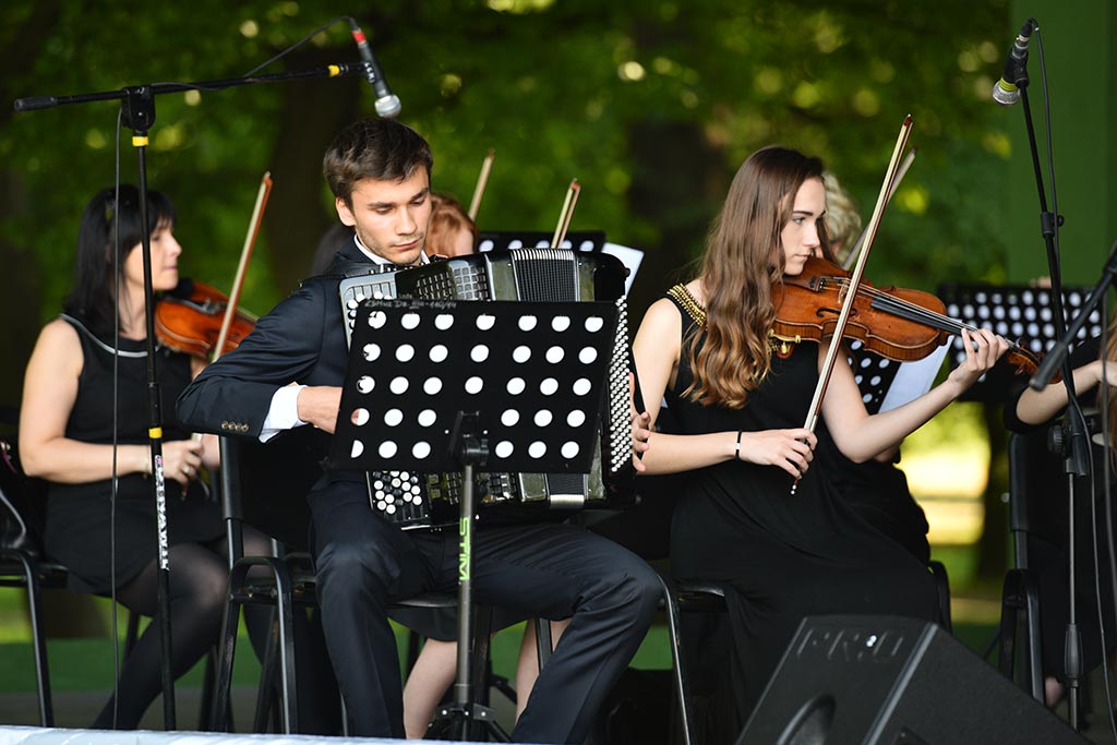 Dwa zespoły zagrały w parku muzykę Benjamina Bilsego