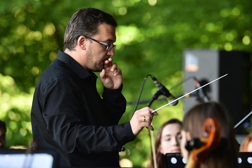 Dwa zespoły zagrały w parku muzykę Benjamina Bilsego