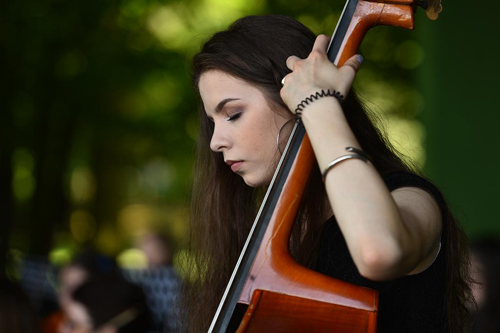 Dwa zespoły zagrały w parku muzykę Benjamina Bilsego