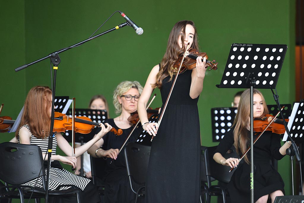 Dwa zespoły zagrały w parku muzykę Benjamina Bilsego