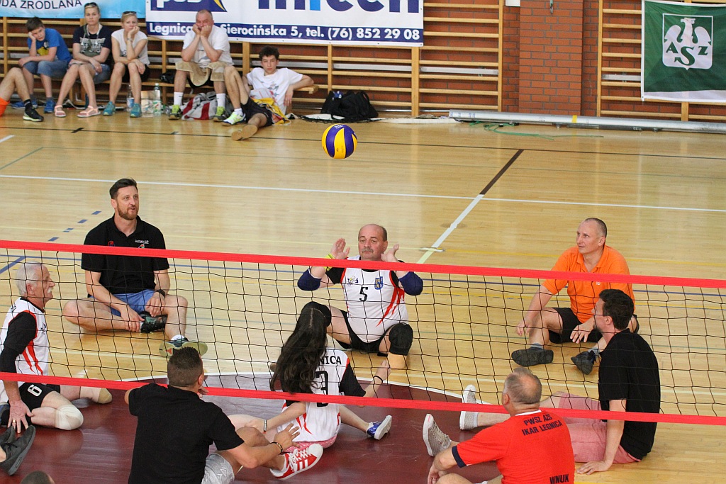 Piotr Gruszka zagrał na siedząco w pokazowym meczu Gruszka Cup