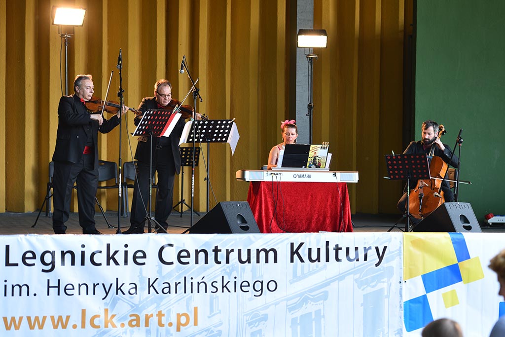 Dwa zespoły zagrały w parku muzykę Benjamina Bilsego